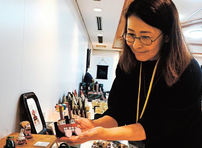 展示作品を紹介するＭＡＴＳＵＥ流の会の会員＝松江市殿町、島根県物産観光館