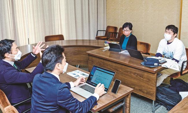 浜田市議と意見交換する有野夢叶さん（右）＝浜田市殿町、浜田市役所