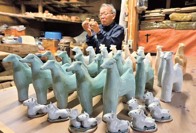 ずらりと並ぶ午の置物=浜田市長沢町、尾上窯