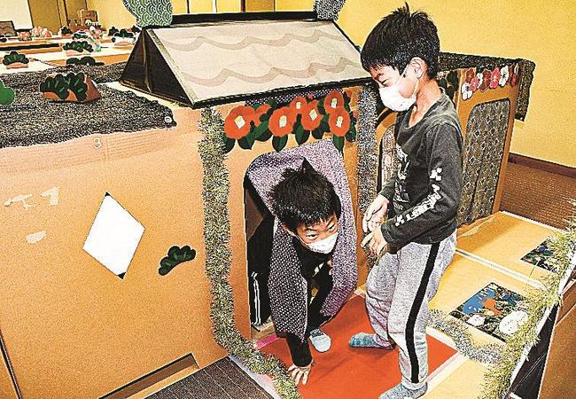 段ボール迷路を楽しむ子どもたち＝松江市殿町、松江歴史館