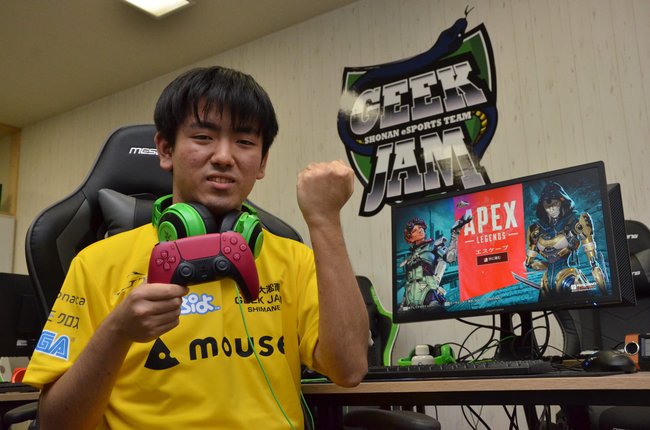 プロゲーマーを目指し、拳に力を込める永田涼介さん