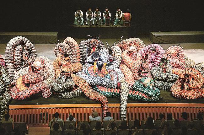 ５０頭のヤマタノオロチが登場した「大蛇」を披露する石見神楽社中＝東京都千代田区、国立劇場