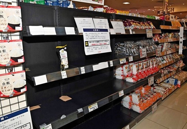 米が品薄状態になった商品棚＝益田市常盤町、キヌヤ本店