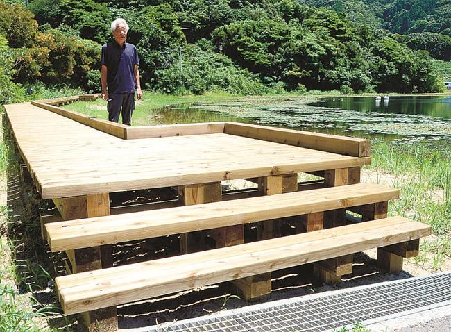 多鯰ケ池の近くに設置した木道と整備を進める飼牛明座長＝鳥取市福部町湯山