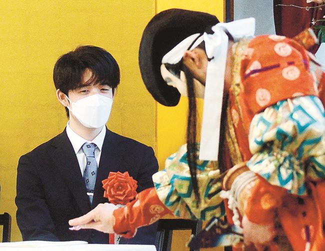 至近距離で「恵比寿」の舞を鑑賞する藤井聡太王将＝大田市三瓶町、国民宿舎さんべ荘