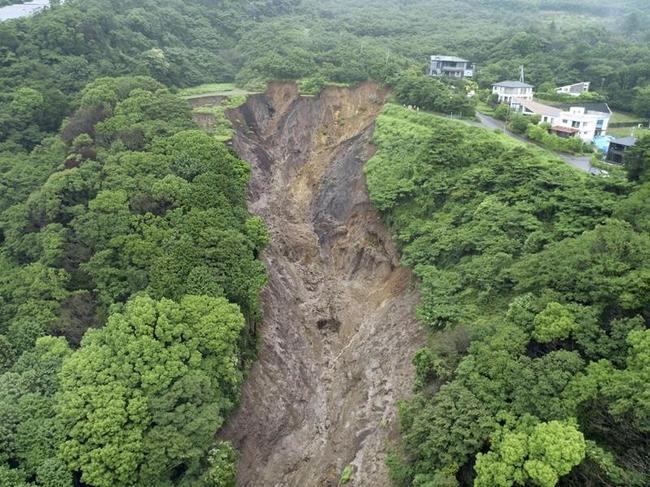 放置されたとみられる残土が流出した土石流の発生源＝３日午後４時半ごろ、静岡県熱海市伊豆山（静岡県提供）