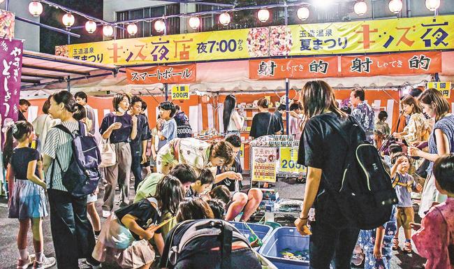 松江市玉湯町の玉造温泉街で連日開かれ、多くの来場者でにぎわう「玉造温泉夏祭り」＝松江市玉湯町玉造