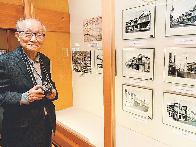 昭和期の平田を写真で伝える田中久雄さん＝出雲市平田町、平田本陣記念館