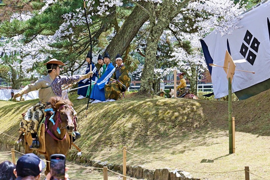 矢を放ち、桜舞う 津和野・鷲原八幡宮で流鏑馬神事 | 山陰中央新報デジタル