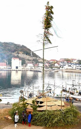 完成したグロを囲む住民たち＝大田市五十猛町