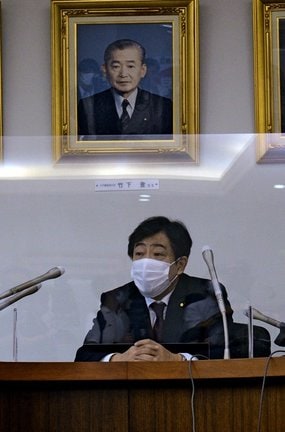 沈痛な表情で会見する青木一彦参院議員＝松江市内中原町、自民党島根県連