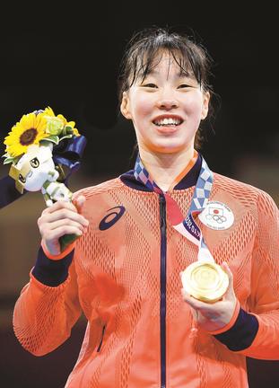 ボクシング女子フェザー級で優勝し、表彰式で金メダルを持つ入江聖奈＝両国国技館