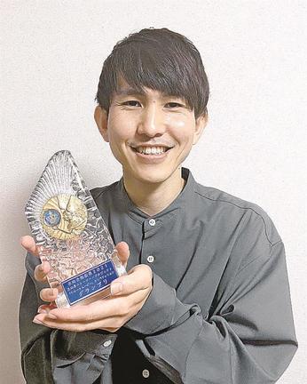 さぬき映画祭ショートムービー部門グランプリの記念盾を手にする玉木慧さん