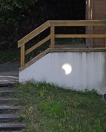 鏡を使って建物の壁に映した日食の様子＝２０１２年５月２１日、三瓶自然館サヒメルで撮影（さつえい）