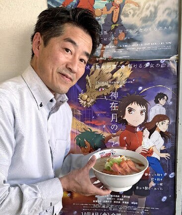 赤てんを乗せたラーメンの提供で、島根と諏訪のＰＲに力を入れる大石壮太郎社長＝長野県諏訪市