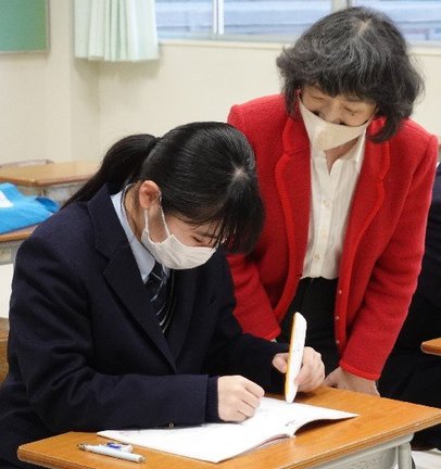 音声ペンを使った学習を指導する江口真理子教授(右)=島根県川本町川本、島根中央高校(江口教授提供)