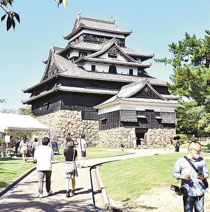 観光客でにぎわう松江城＝松江市殿町