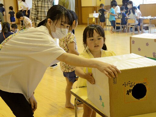 手作りのゲームで園児と遊ぶ学生＝松江市田和山町、幼保園のぎ