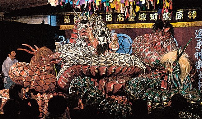 須佐之男命と大蛇の立ち合いを演じる追原神楽社中のメンバー＝浜田市金城町追原、美又温泉会館