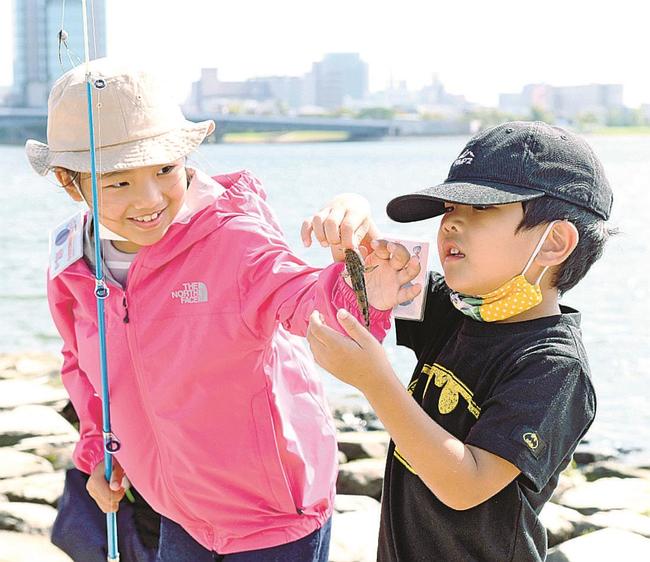 ハゼを釣り上げ、喜ぶ子どもたち＝松江市千鳥町、宍道湖岸