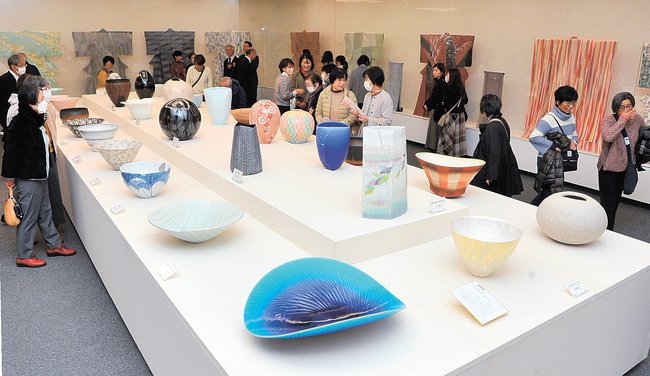 作家の力作を鑑賞する来館者＝松江市袖師町、島根県立美術館