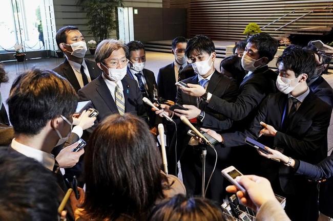 岸田文雄首相に辞表を提出後、記者団の取材に応じる秋葉賢也復興相＝２７日午後、首相官邸