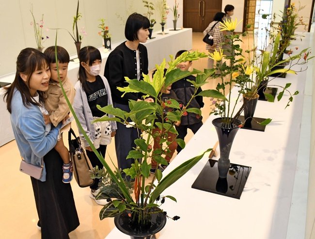 さまざまな生け花を観賞する来場者たち=大田市大田町、大田商工会議所