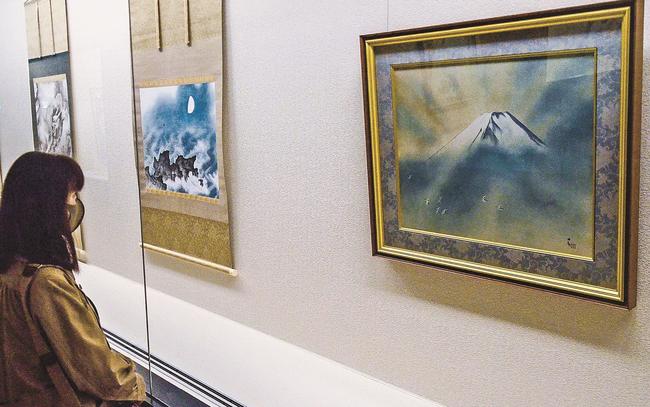 横山大観の「乾坤輝く」（右）を鑑賞する来場者＝安来市古川町、足立美術館