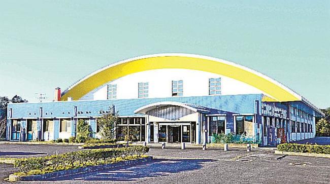 浜田市が廃止の方向で検討に入ったサン・ビレッジ浜田アイススケート場＝浜田市上府町