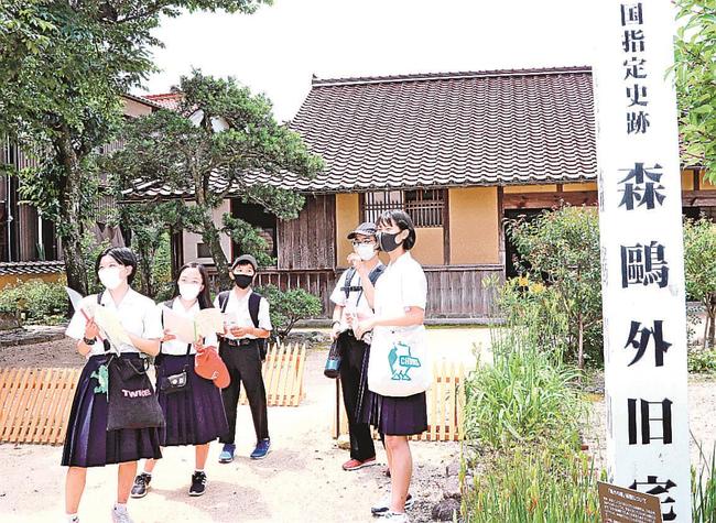 修学旅行で森鴎外記念館を訪れた松江市立本庄中学校の生徒＝島根県津和野町町田