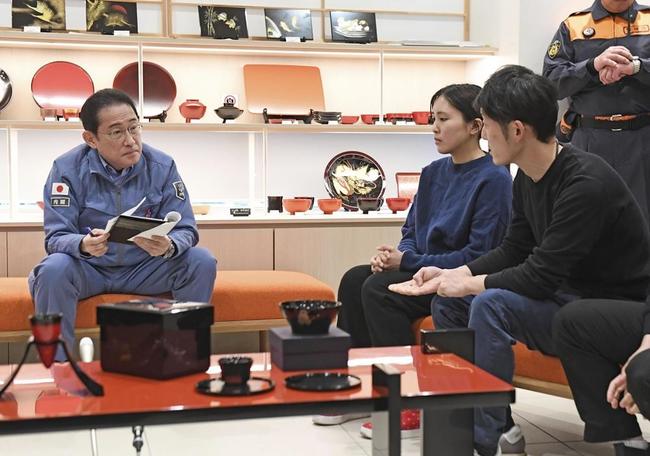 地震で被災した石川県輪島市を訪れ、輪島塗の関係者らと話す岸田文雄首相（左）＝24日午後（代表撮影）