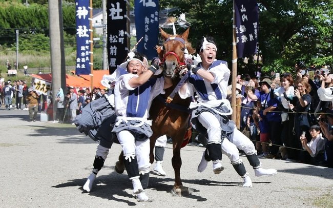 神馬とともに参道を疾走する馬付き＝島根県隠岐の島町下西、玉若酢命神社