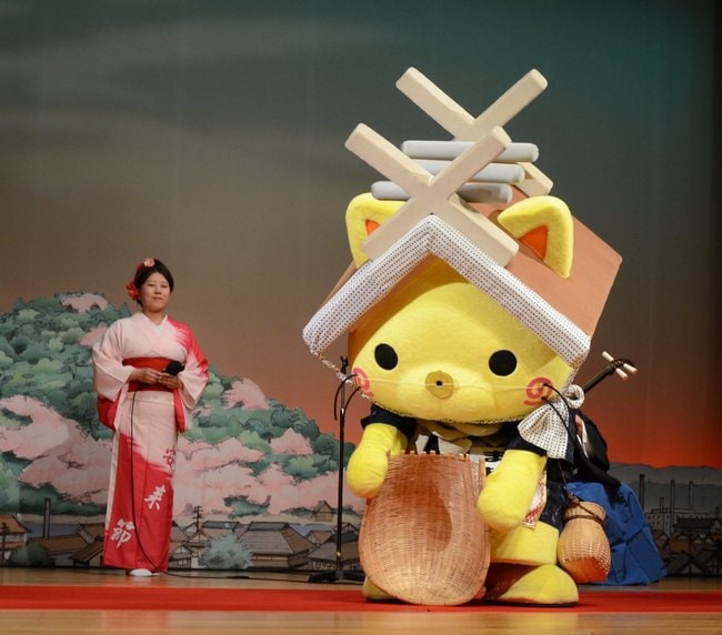 どじょうすくい踊りを披露する、しまねっこ。安来節は全国的な知名度も高く、島根県のＰＲに貢献する＝６月２８日、安来市内