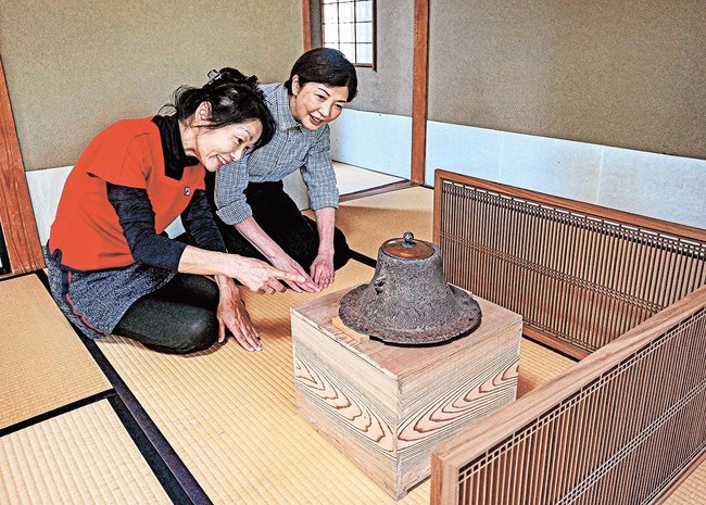 茶道具の確認をする流派の会員＝松江市北堀町、明々庵百草亭