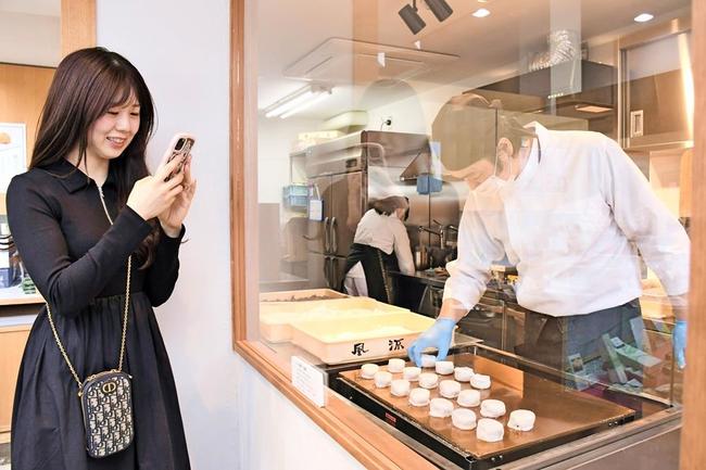 職人が和菓子を作る様子を撮影する客＝松江市寺町、風流堂寺町本店