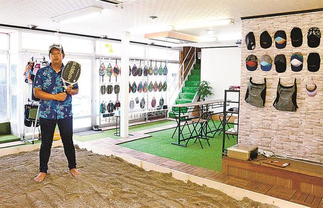ビーチテニス用品店Ｂ－ＳＰＯＴを開いた辻昌宏さん。店内に砂場を設け、魅力を発信する＝鳥取県大山町田中