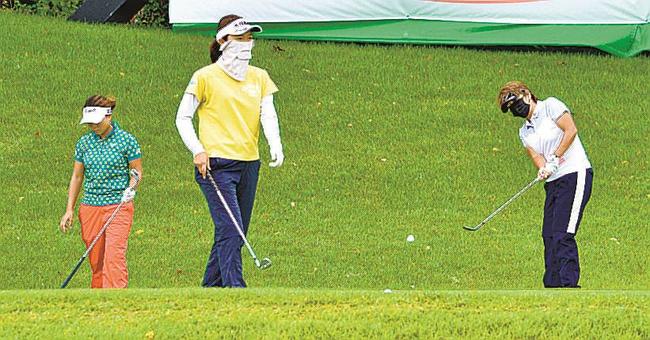練習ラウンドで最終調整をする選手たち＝鳥取県伯耆町丸山、大山平原ゴルフクラブ