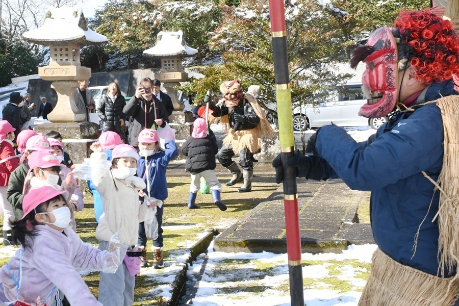 元気いっぱいに「鬼は～外！」 雲南・加多神社で節分祭 子どもたちが豆