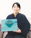 宇龍の権現島を描いた原画を手にする木村葉子さん＝松江市殿町、山陰中央新報社