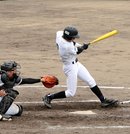 【準決勝・大東ー広陵】４回裏大東２死三塁、林海琴が中堅前適時打を放つ＝島根県立浜山公園野球場 
