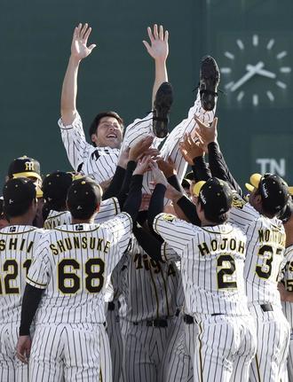 引退セレモニーで胴上げされる阪神の横田慎太郎外野手＝２０１９年９月２６日、鳴尾浜球場