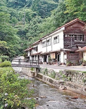 千原川沿いにたたずむ千原温泉・千原湯谷湯治場=島根県美郷町千原