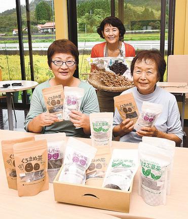 ３茶セットを作ったフレッシュ日和のメンバー＝島根県邑南町日和、食の学校