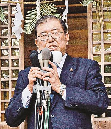 自民党総裁選への立候補を表明する石破茂氏＝鳥取県八頭町郡家殿、和多理神社