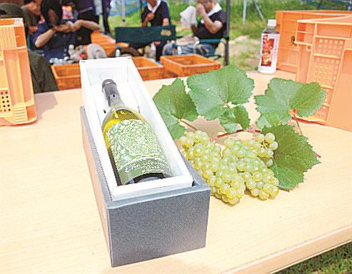 収穫したシャルドネから製造したワイン=雲南市加茂町南加茂、尺の内農園