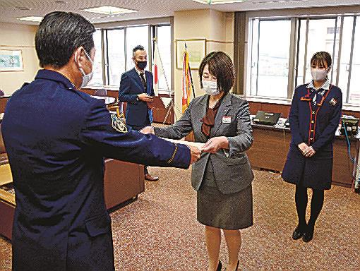 荒薦章二署長から感謝状を受け取る玉木るみさん（中央）と水桃子さん（右）＝松江市袖師町、松江署