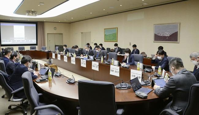 「２０２４年問題」への対応に関する中間報告案を議論する有識者検討会＝１７日、経済産業省