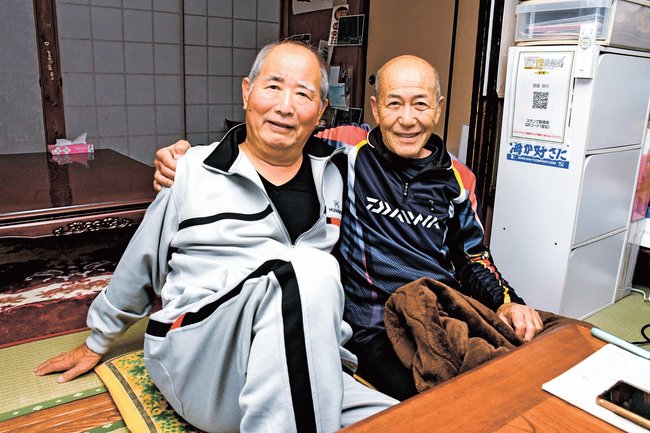 家族のように付き合う石川治さん（左）と砂川博保さん＝島根県隠岐郡隠岐の島町布施、民宿砂川