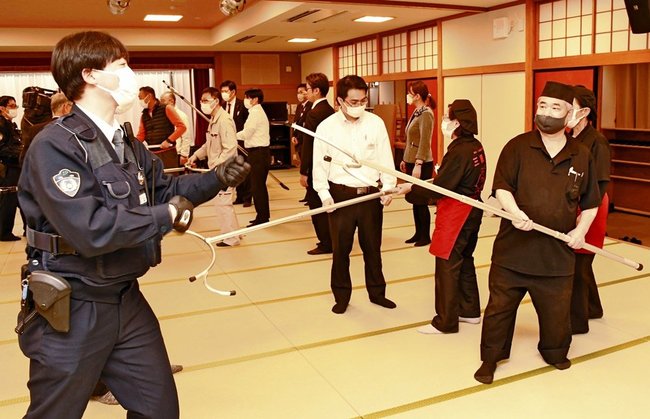 刺股の使い方を学ぶさんべ荘のスタッフら＝大田市三瓶町、さんべ荘