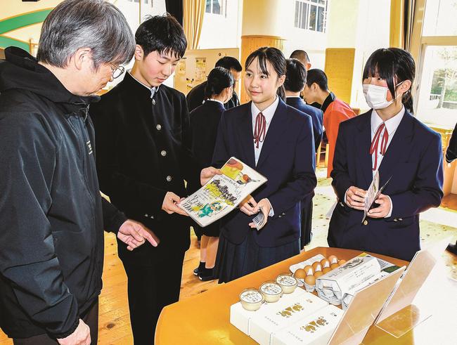地元企業の社員（左）を客に見立て、特産品を売り込む生徒たち＝雲南市吉田町吉田、吉田中学校